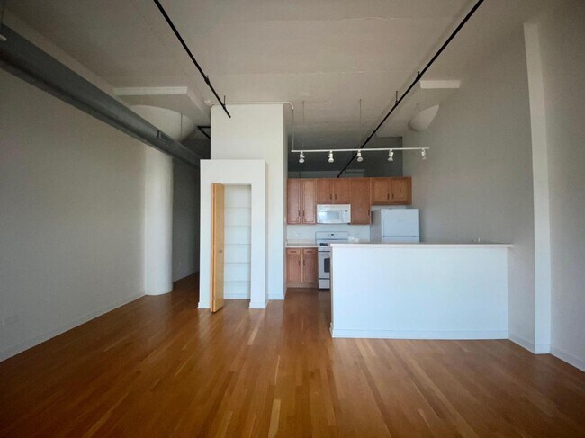 Older Appliances Pictured - 1224 W Van Buren St