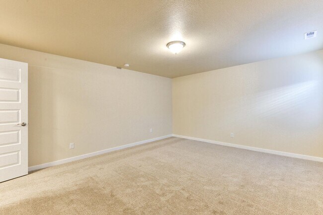 Building Photo - Beautiful 5 bed 3 bath home in the Pelican...