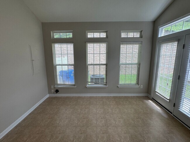 Building Photo - 152 N Arcadian Way