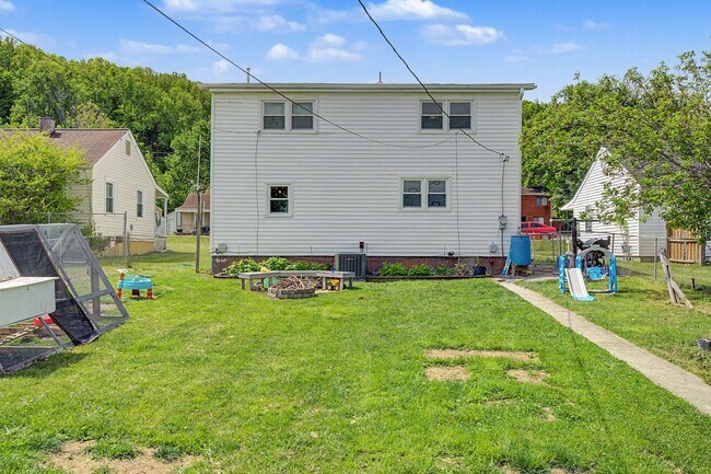 Building Photo - Spacious 5-Bedroom Home Near Radford University