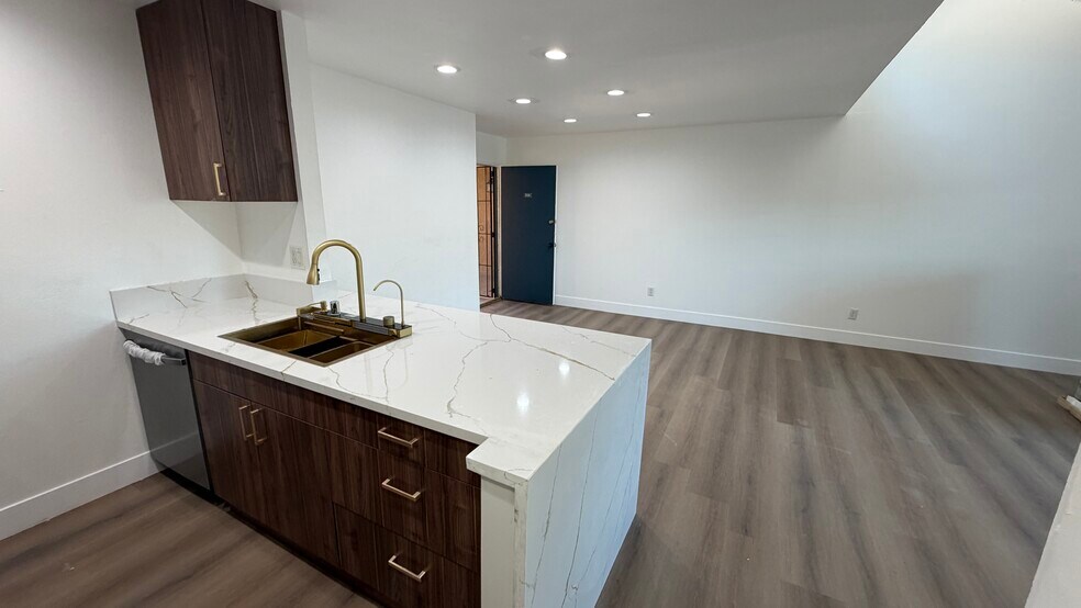 Building Photo - 10331 Lindley Ave