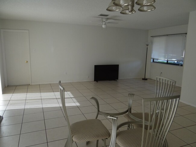 Building Photo - Super Clean Annual 2 bed 1 bath 1 garage h...