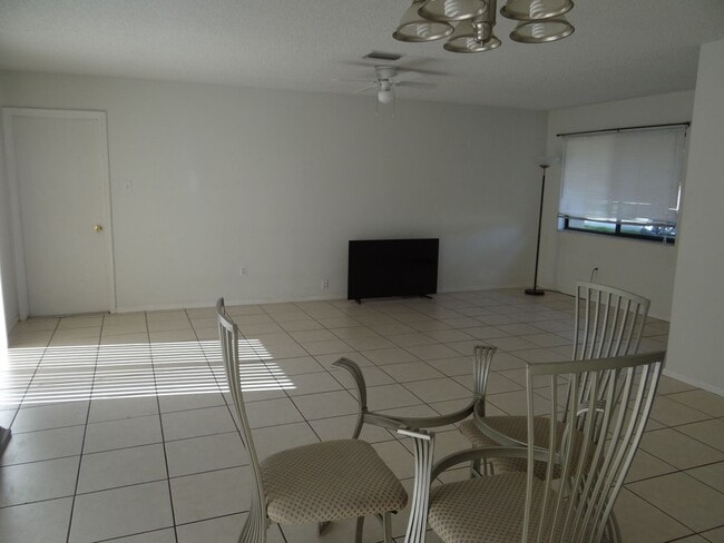 Building Photo - Super Clean Annual 2 bed 1 bath 1 garage home in Kingsway Elementary District
