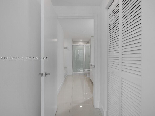 Building Photo - 950 Brickell Bay Dr