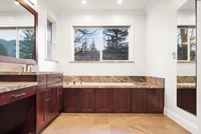 Building Photo - 399 Verona Ave