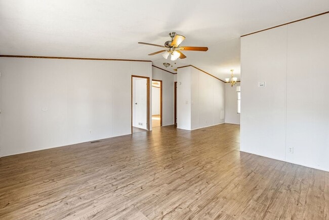 Building Photo - 182 Carmen Blvd