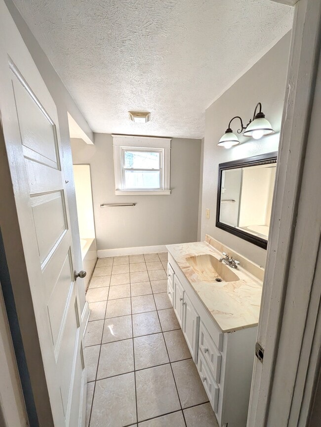 Building Photo - 817 S Newton Ave