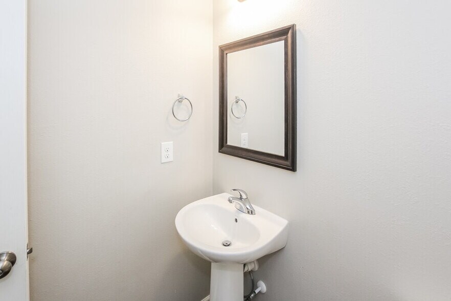 Building Photo - 2860 Meadow Creek Dr