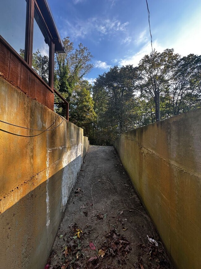 Building Photo - *Move in Special - Spacious 3 bedroom/ 2.5 bath home near Exit 8 - Morristown, TN