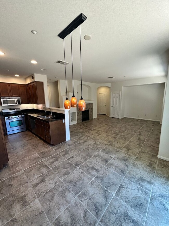 Building Photo - 3 bed 2 car garage condo for rent in Murrieta
