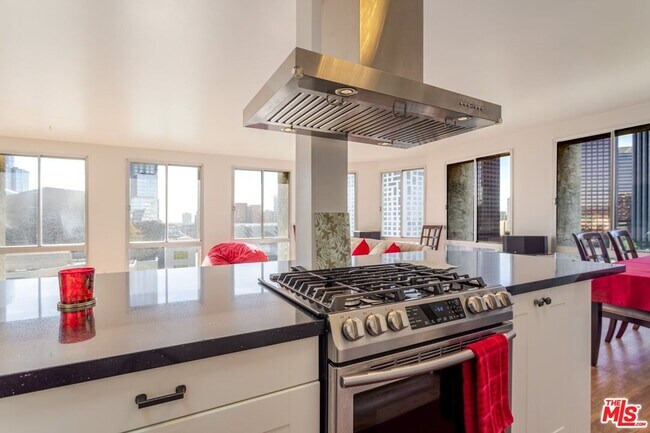 Building Photo - 800 W 1st St