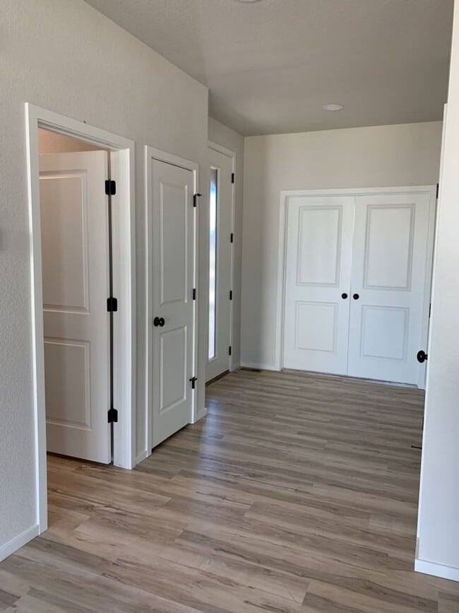 Building Photo - Exquisite 4 Bed 2.5 Bath Single Family Home with 3-car garage