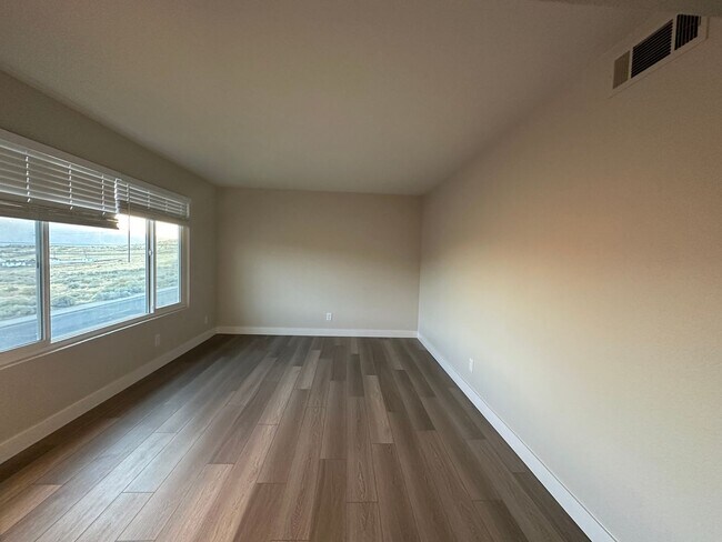 Building Photo - Amazing city views  2 bed 1 bath upstairs ...