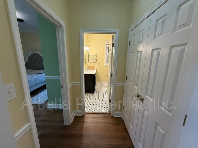 Building Photo - 701 W Locust St