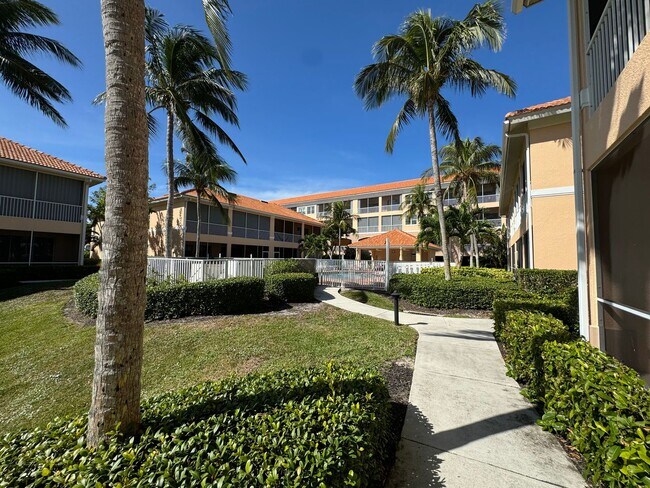 Building Photo - Newly Renovated & Available Now - Furnishe...