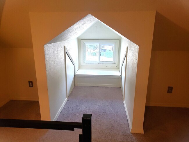 Building Photo - Unique Portland House with Fenced Backyard!