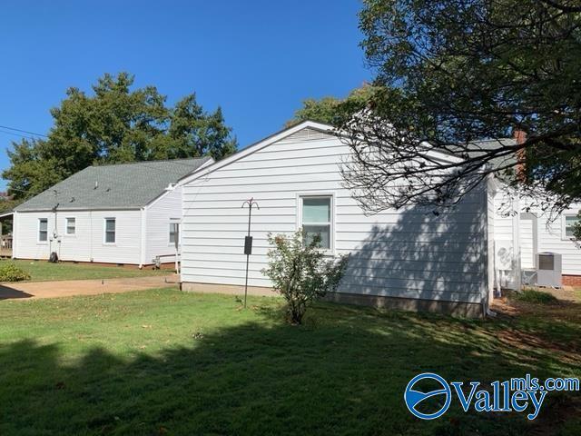 Building Photo - 301 Longwood Dr SW