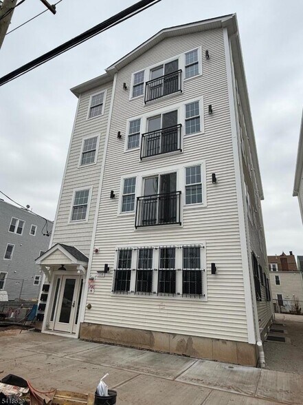 Building Photo - 140 Littleton Ave