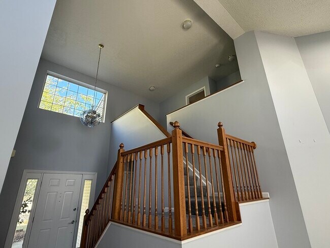 Building Photo - Updated 3 Bed, 2.5 Bath Home