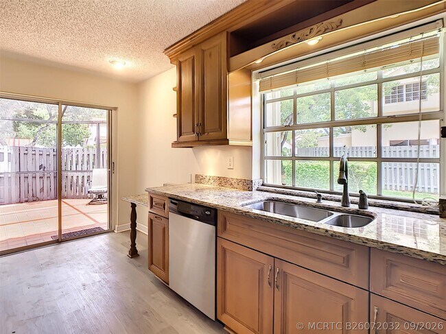 Building Photo - 1370 Cottonwood Cir