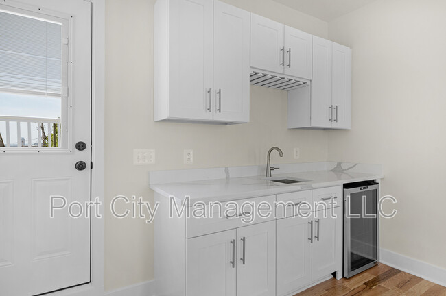 Building Photo - 903 S Decker Ave