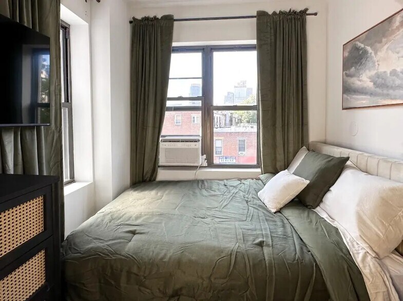 Building Photo - Furnished room/NOT APARTMENT