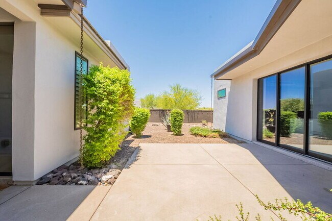 Building Photo - 19725 N 39th Dr