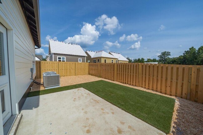 Building Photo - Primary bedroom on main level with bonus l...