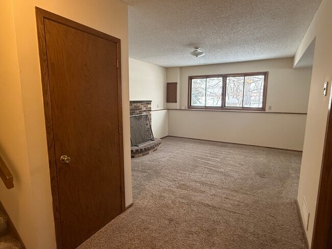 Building Photo - 2528 Birchview Ln