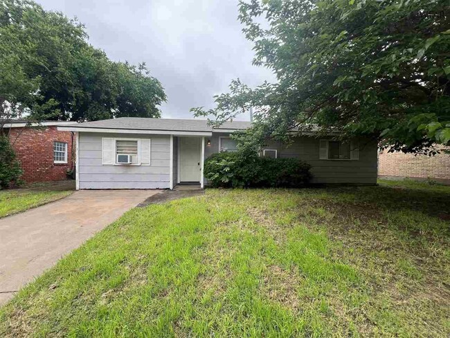 Primary Photo - 115 E Garden Dr