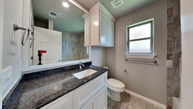 Building Photo - Luxury 5 Bedroom, 3 Bathroom, 3 Car Garage...