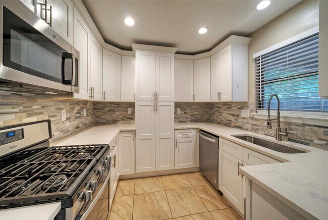 Building Photo - 104 Skyloop Dr