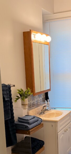 Building Photo - 724.5 Chapin St