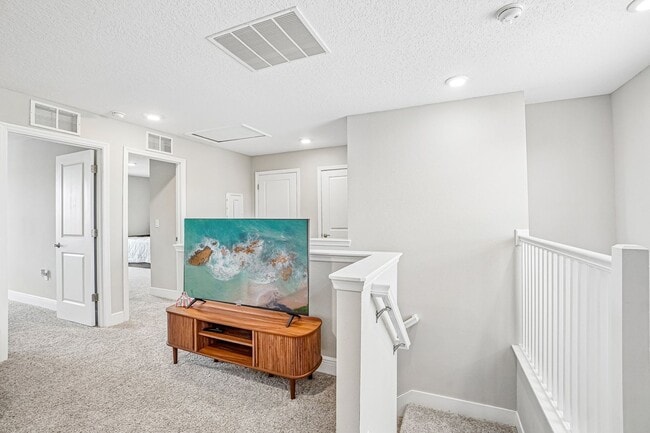 Building Photo - Heritage Oaks gated community 3/2.5/2 Townhome