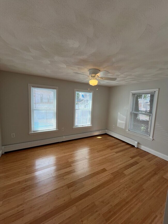 Building Photo - 4 Bedroom 2 Bath Single Family Home