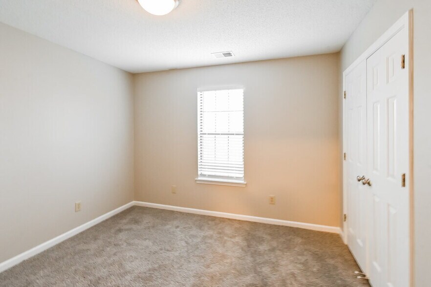 Building Photo - 2811 Maryland Cir E