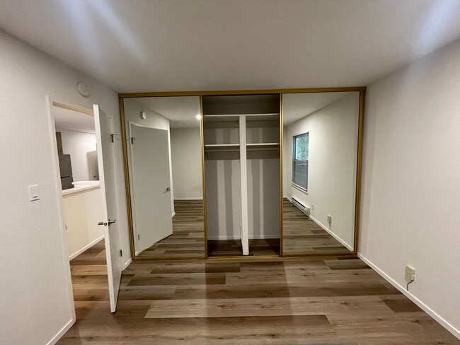 Building Photo - beautiful top-floor 1 bedroom and 1 bathro...