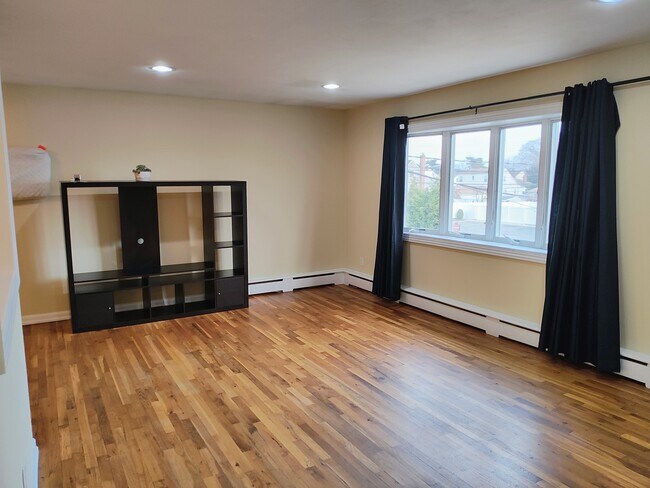 Building Photo - 5 Linden Ave