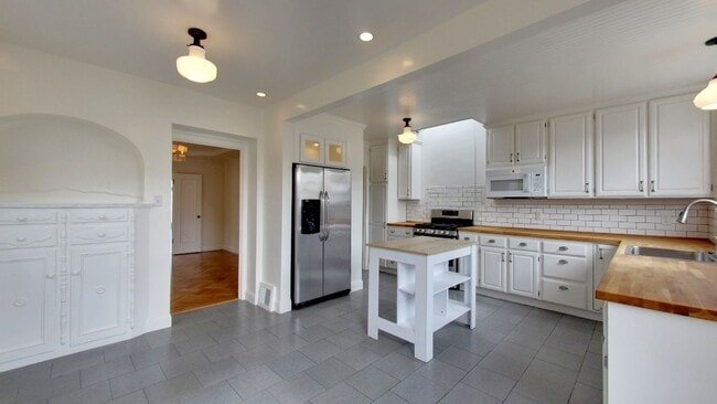 Building Photo - Lakeside 3 Bedroom / 3 Bathroom Single Fam...