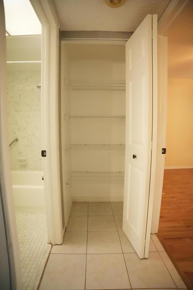 Building Photo - 4640 Lucerne Lakes Blvd W