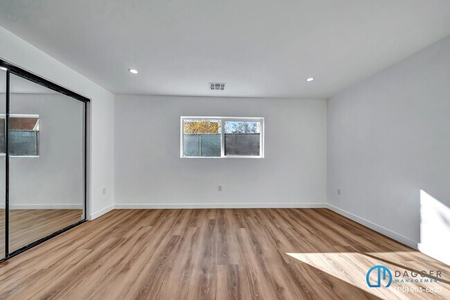 Building Photo - 11845 Hamlin St