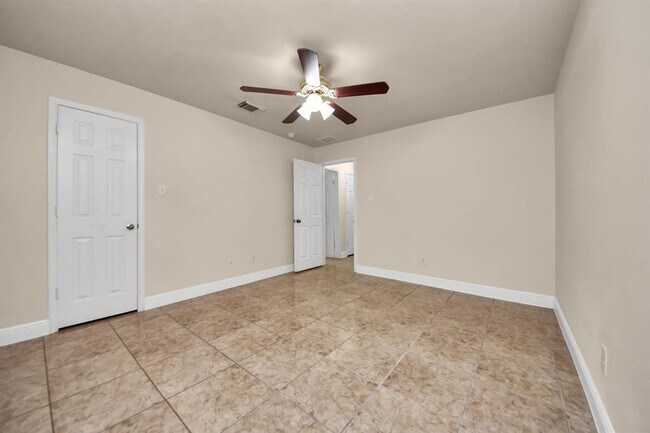 Building Photo - 2515 Knoll Shadows Ln