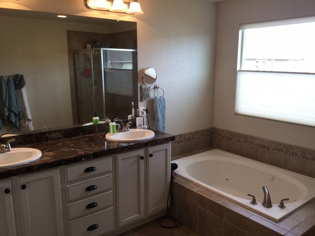 Building Photo - Beautiful 4 Bed 2.5 Bath Home in Observato...