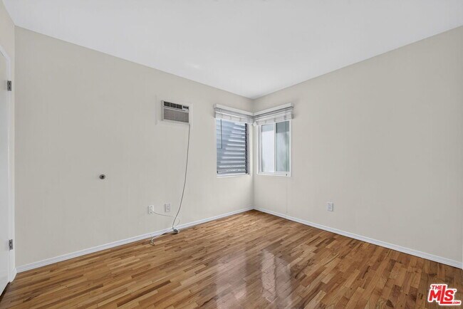 Building Photo - 13553 Moorpark St