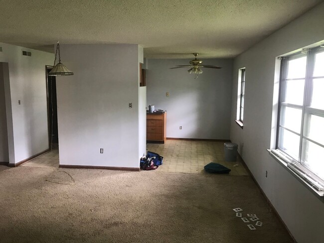 Building Photo - 702-704 Pear Tree Circle