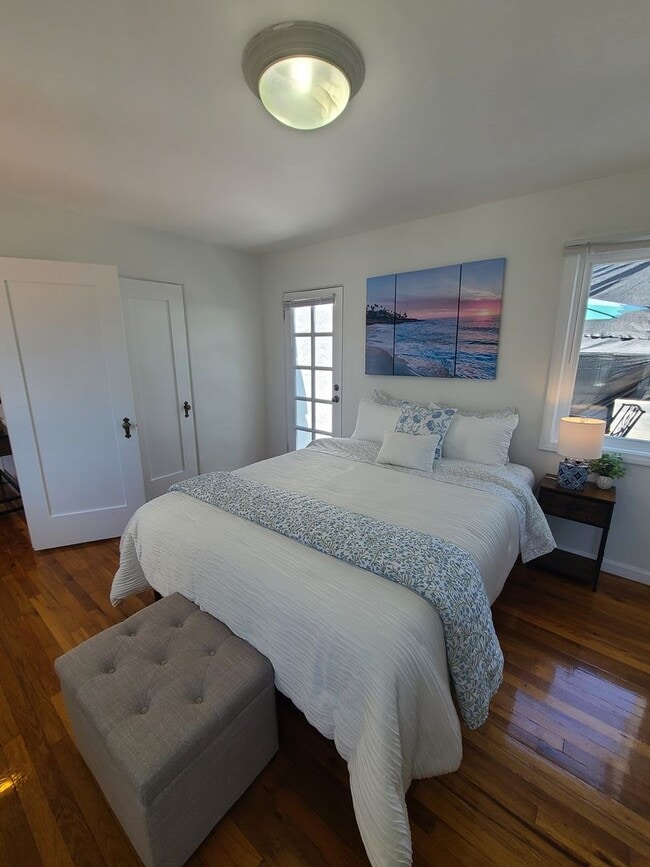 Building Photo - Charming 2 Bed 1 bath "fully furnished mon...