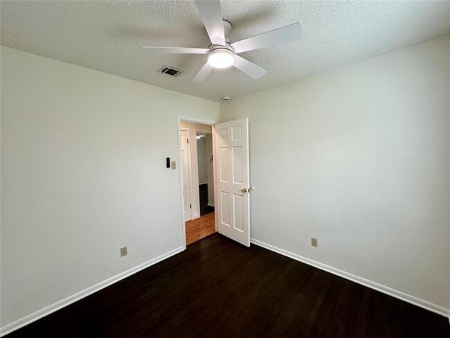 Building Photo - 208 E Lisa Dr