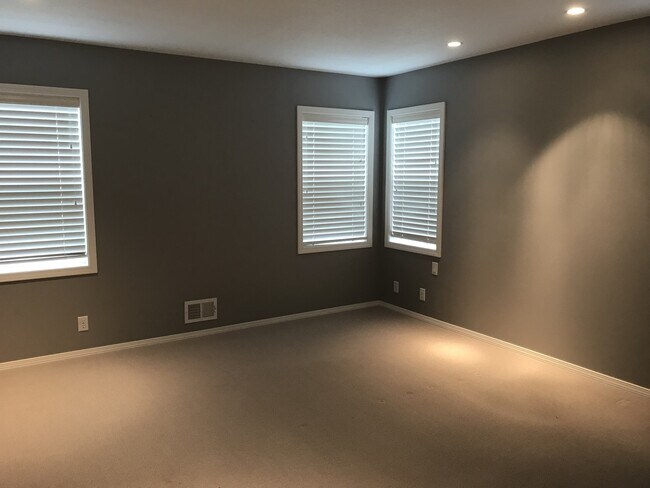 Building Photo - Available Now — A Rare NW Portland Gem with Space to Live, Work & Create