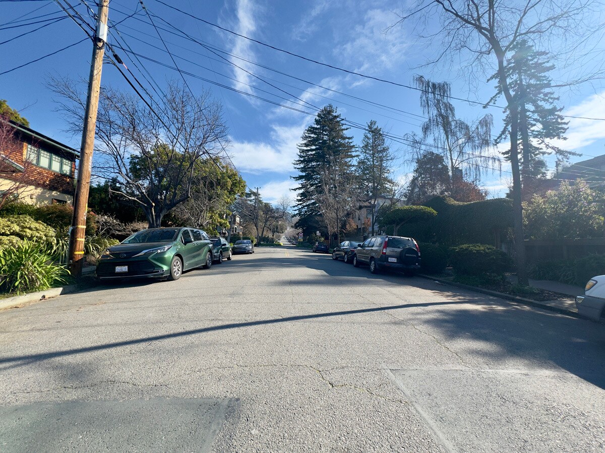 Building Photo - 2733 Russell St