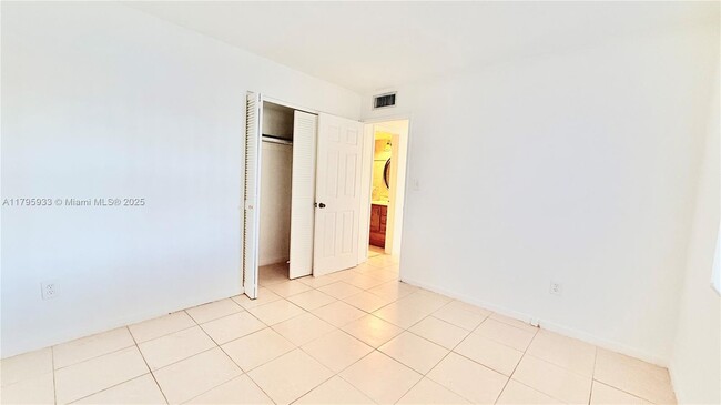 Building Photo - 1302 NE 191st St